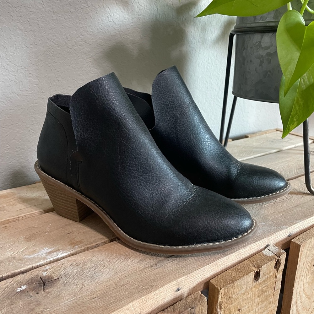 Universal Thred Black Bootie, Women’s Size 7